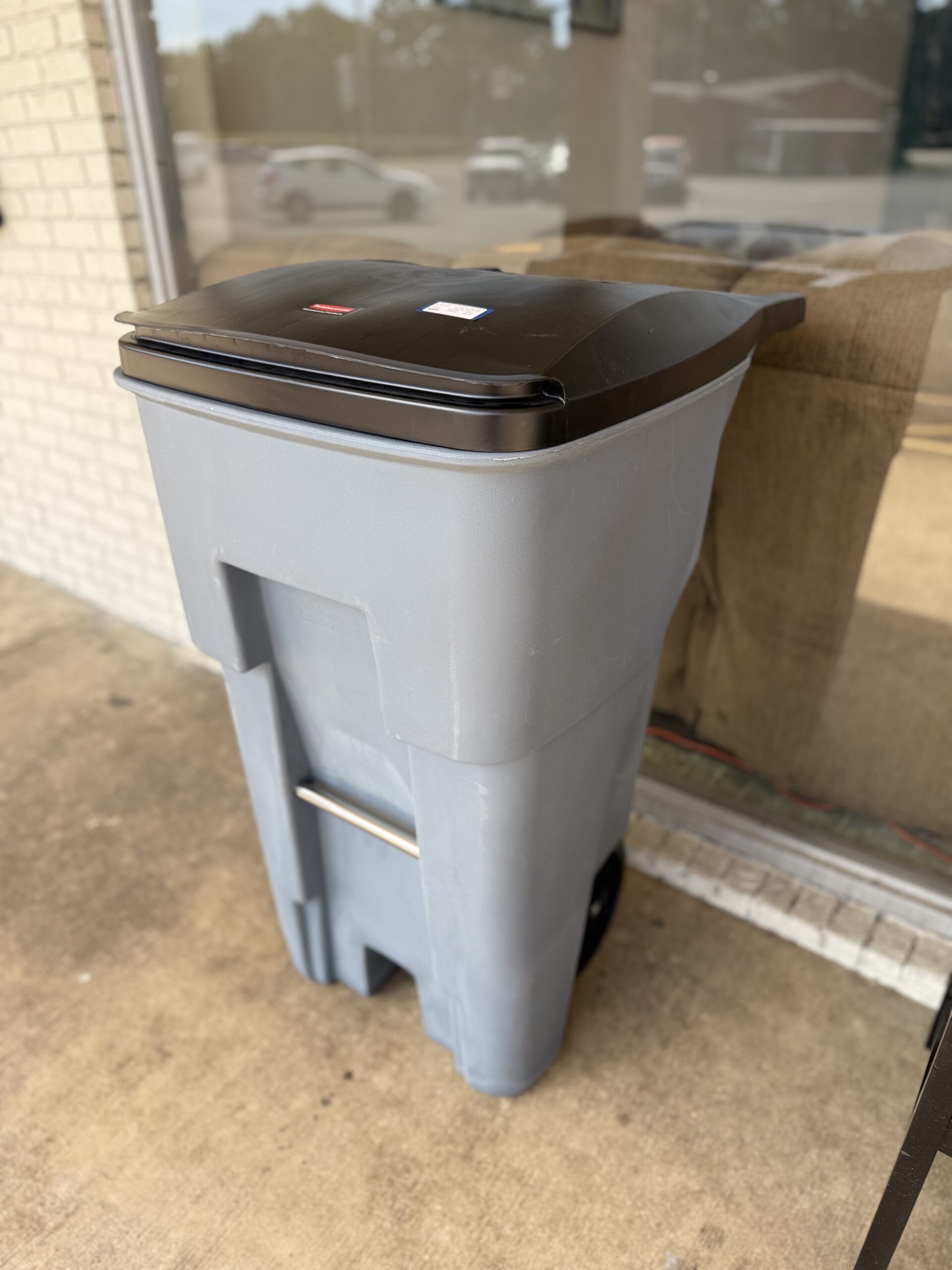 Rubbermaid BRUTE 55-Gallon Rollout Container